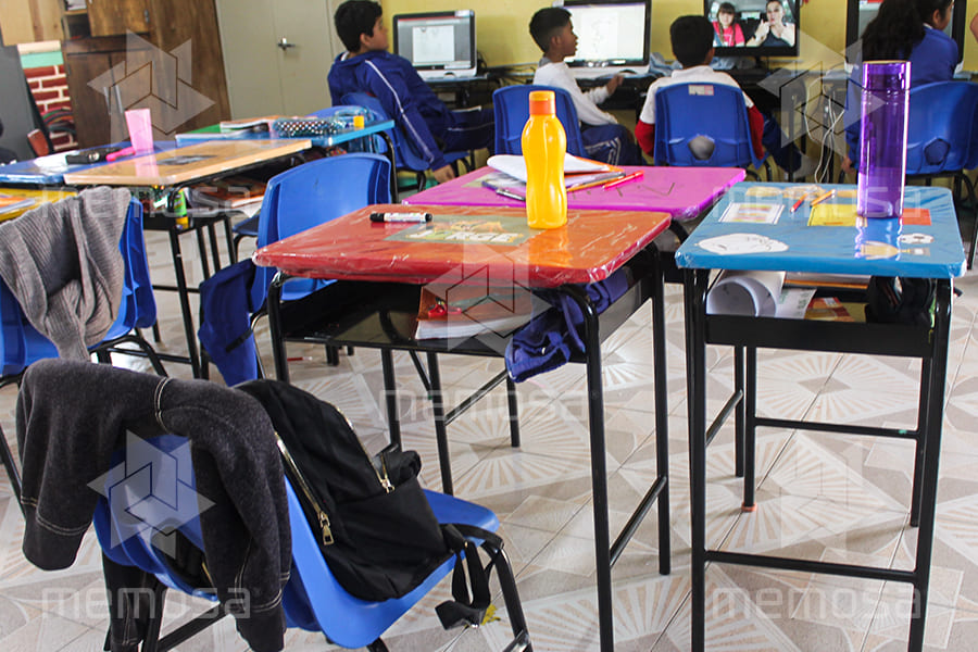 mesa escolar clásica con papelera marca memosa